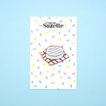 Lade das Bild in den Galerie-Viewer, Coucou Suzette Pin